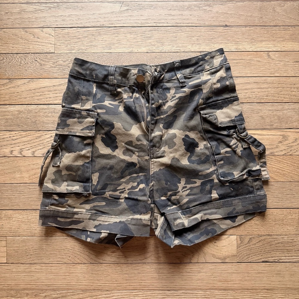 Windsor Camo Cargo Shorts in Olive and Black